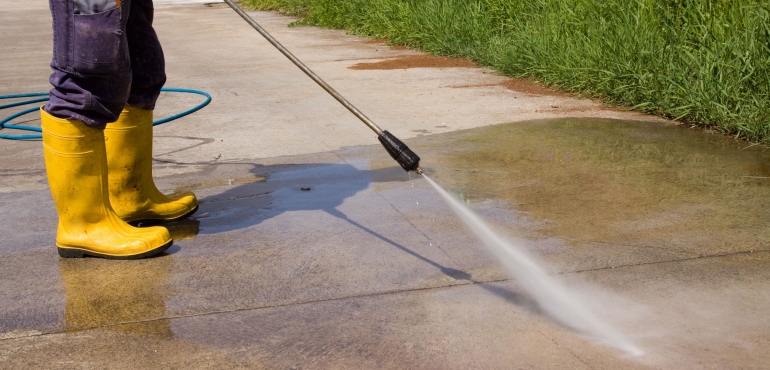 Cleaning Your Roof? Discover the Benefits of Hiring a Pressure Washing Service